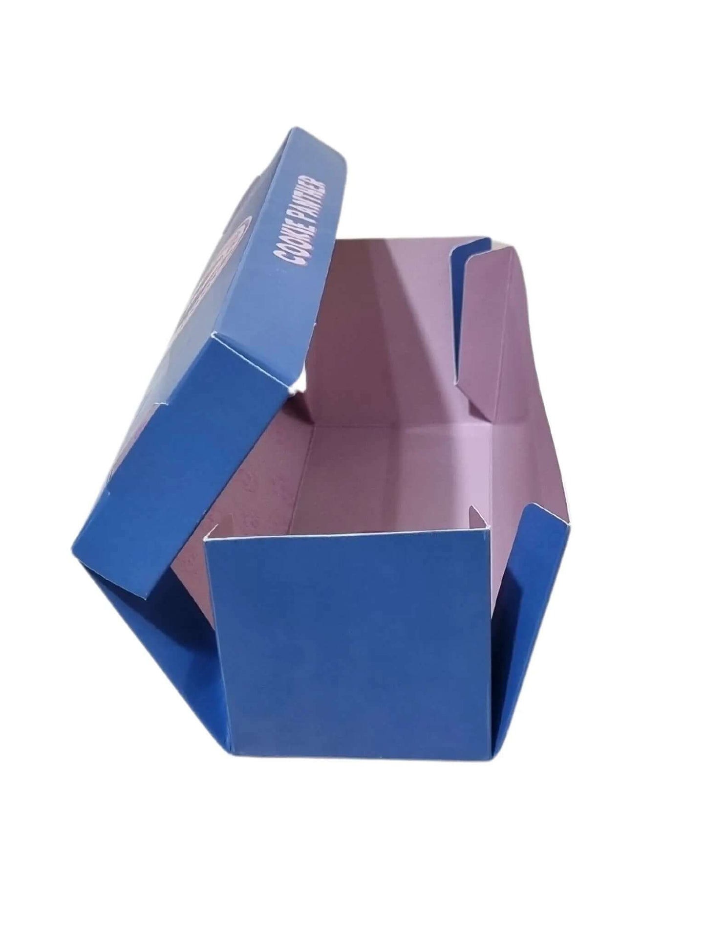 مواصفات البوكس:
الأبعاد الطول 22.5 سم العرض 7.5 سم الارتفاع 8 سم
طباعة بتصميم العميل
يصلح للكوكيز واستعمالات عديدة تناسب حجم البوكس
الطباعة:
تتم الطباعة حسب طلب العميل، طباعة خارجية بألوان وتصميم العميل، أو طباعة خارجية وداخلية مما يجعل البوكس أجمل
السولوفان:
السولوفان هو طبقة نايلون عازلة تفيد في 1- يمنح المتانة للعلبة
2- يعزل الزيوت والسوائل عن الورق
3- يمنع الطباعة من الاختلاط بالمواد الغذائية
لكم حرية الاختيار بإضافة سولوفان خارجي فقط أم داخلي فقط أم على الجانبين داخلي وخارجي
البوكس في الصور ذو طبا