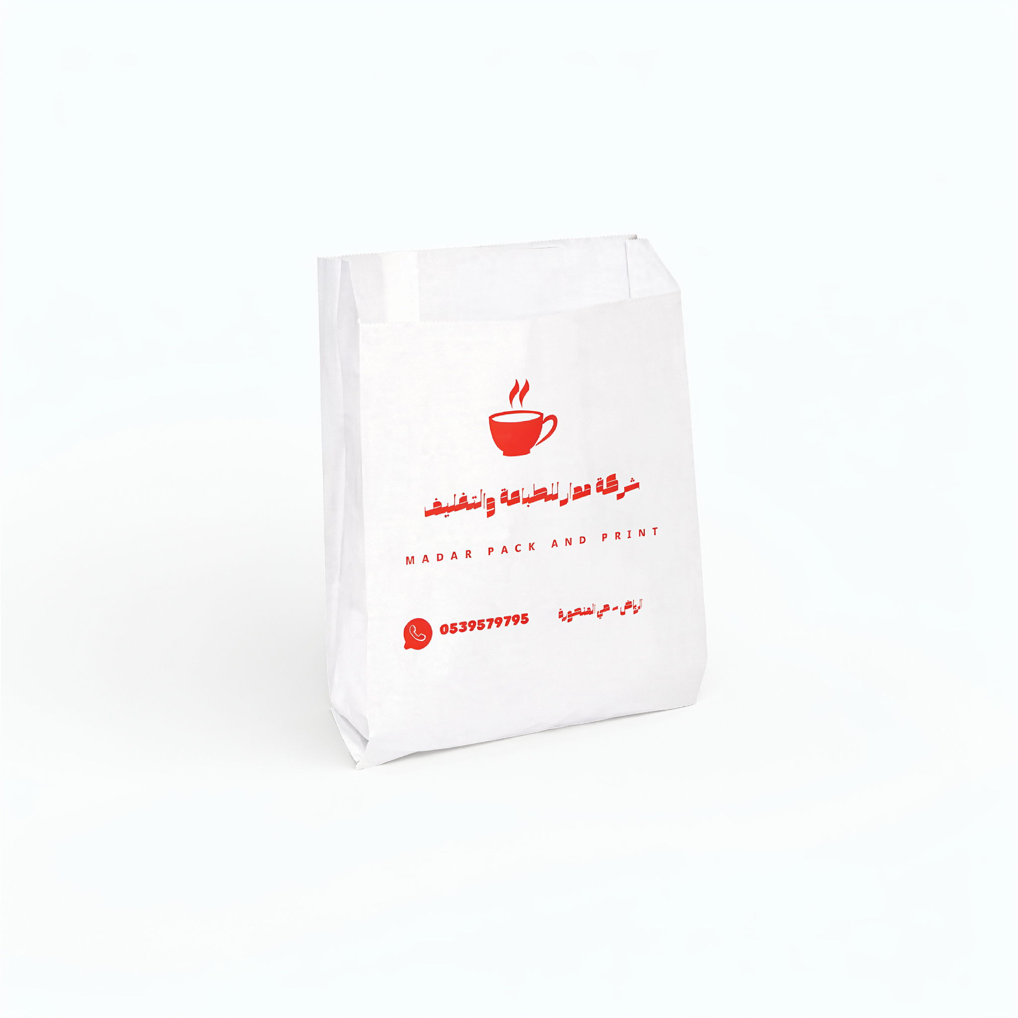كيس ورقي أبيض بشعار كوب قهوة أحمر ونص لـ "مدار للتعبئة والطباعة"، مثالي للمواد التي تؤخذ خارجاً.