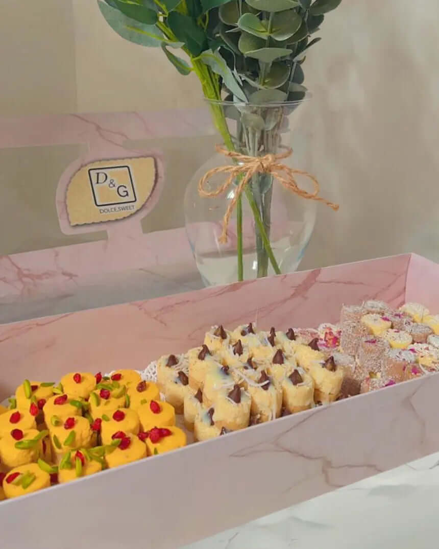 مواصفات البوكس
الطول40 سم العرض 16 سم الارتفاع 6 سم
يحتوي البوكس على شباك شفاف يمنحه الجمالية وإمكانية رؤية ما بداخل البوكس
البوكس يصلح للحلويات والمخبوزات والعديد من الاستعمالات الأخرى التي يتناسب مقاسها مع حجم البوكس وتفاصيله
الطباعة:
يمكنكم طلب طباعة خارجية فقط أو داخلية وخارجية
السولوفان:
السولوفان هو طبقة نايلون عازلة تفيد في 1- يمنح المتانة للعلبة
2- يعزل الزيوت والسوائل عن الورق
3- يمنع الطباعة من الاختلاط بالمواد الغذائية
لكم حرية الاختيار بإضافة سولوفان خارجي فقط أم داخلي فقط أم على الجا