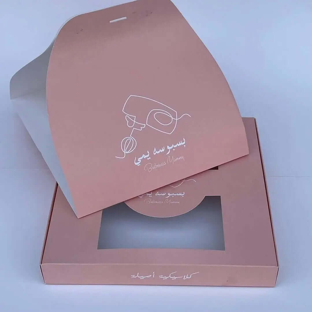 علبة كيك مقاس 35 × 35 × 5 سم، قاعدة بغطاء مرفق، نافذة شفافة وحامل
المادة الشفافة (السلوفان( حسب الطلب من الخارج أو الداخل
الطباعة داخلية وخارجية
المقاس حسب الطلب
