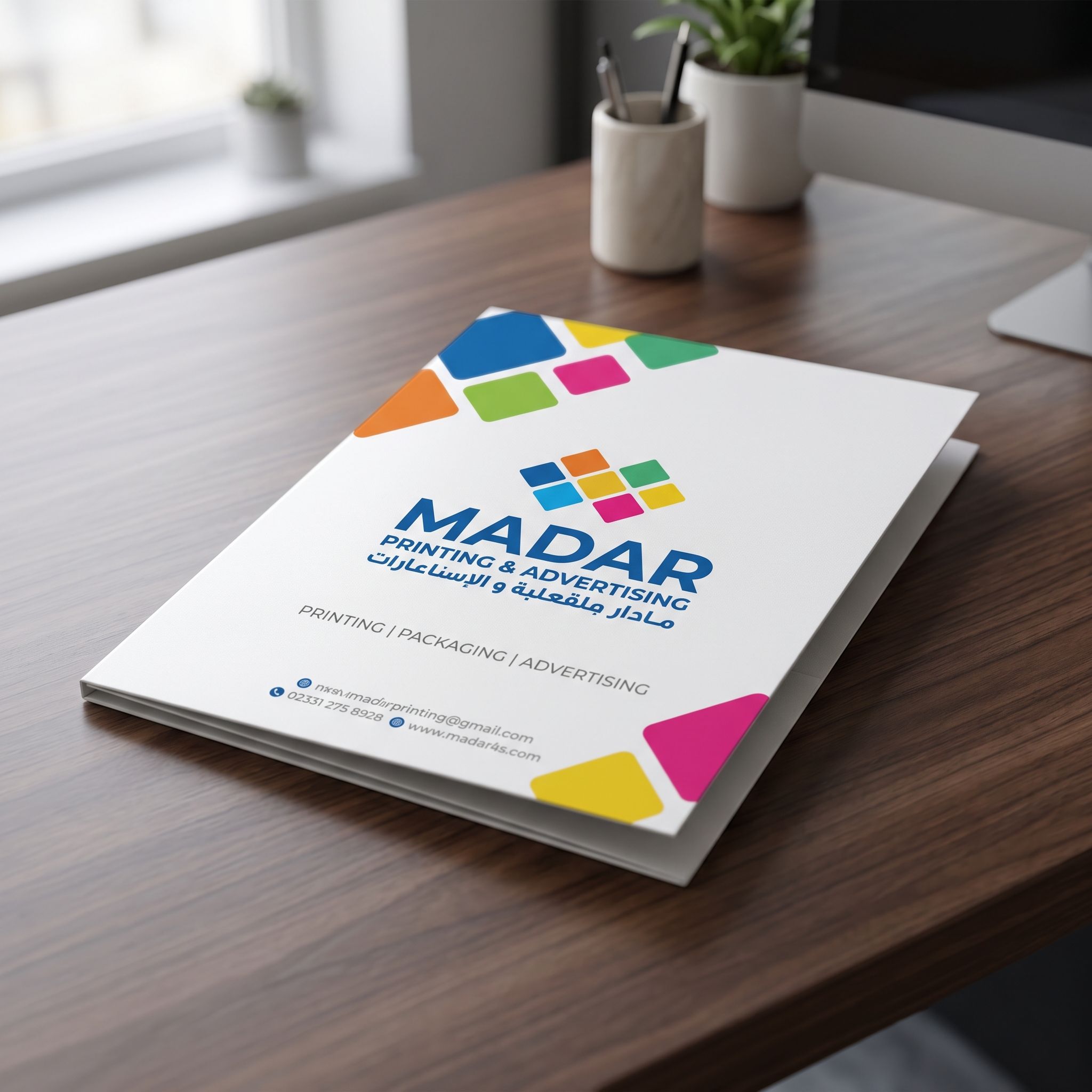 لقطة مقرّبة لـ minimal design مخصص presentation folder from مدار برنت on a dark wooden سطح, يعرض crisp edges و تشطيب مطفي.