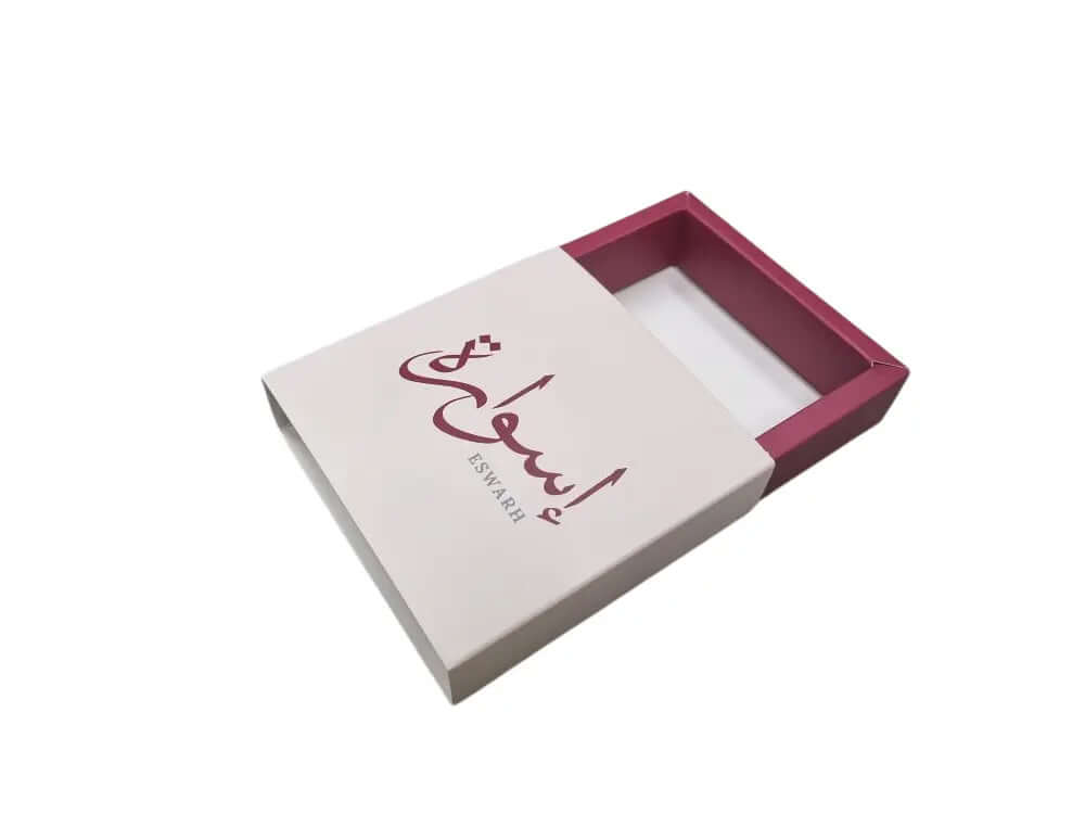 مواصفات العلبة
طول العلبة 12سم سم العرض 12 سم الارتفاع 3 سم
المادة: ورق انفركوت 350 جرام
الاستعمالات:
للسبحات والأساور والتوزيعات
الطباعة:
يمكنكم طلب طباعة خارجية فقط (يكون من الداخل أبيض تماماً) أو داخلية وخارجية
هذا المنتج الموجودة صوره على اليسار بطباعة خارجية مع سولوفان خارجي
السولوفان:
السولوفان هو طبقة نايلون عازلة تفيد في 1- يمنح المتانة للعلبة
2- يعزل الزيوت والسوائل عن الورق
3- يمنع الطباعة من الاختلاط بالمواد الغذائية
لكم حرية الاختيار بإضافة سولوفان خارجي فقط أم داخلي فقط أم على الجانبي