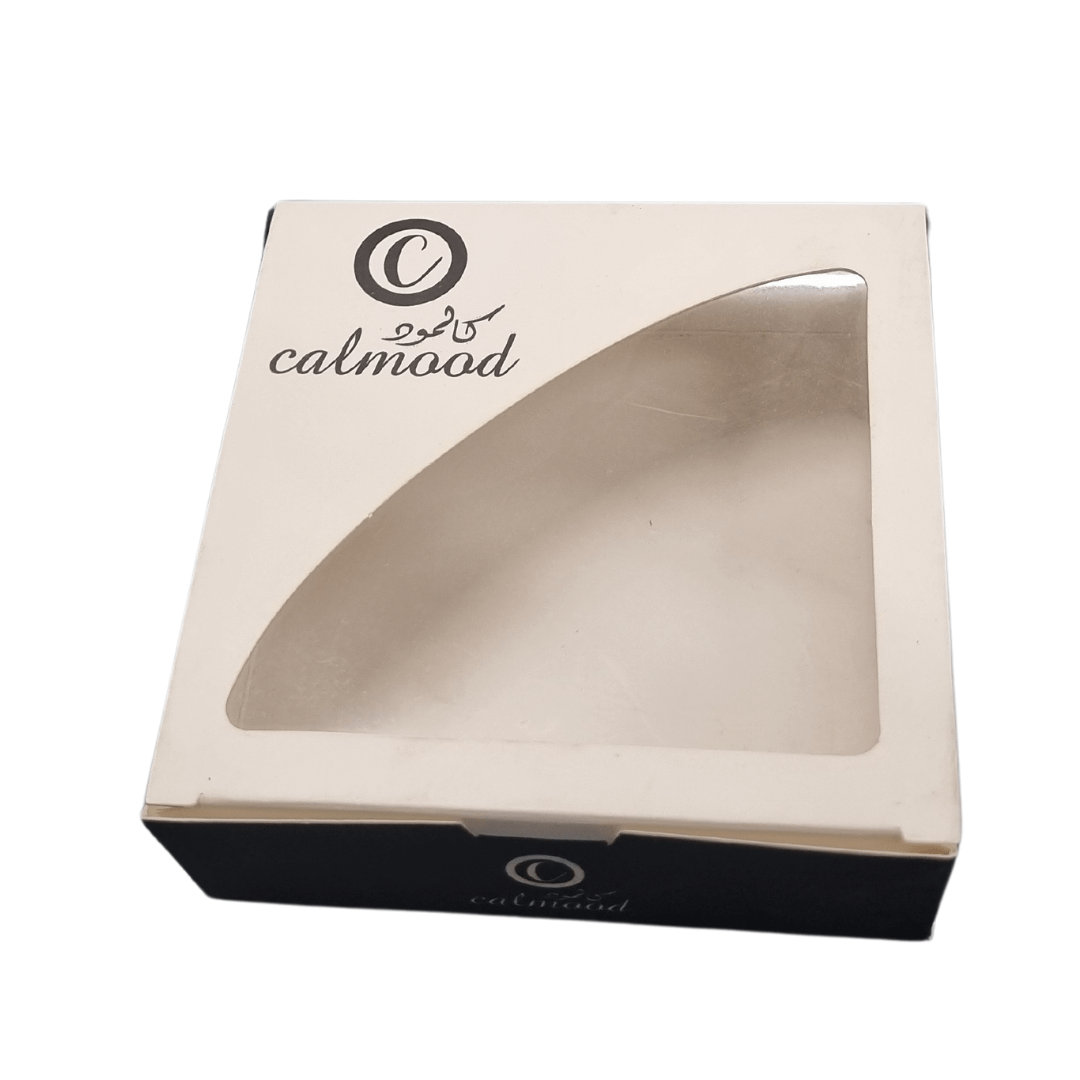 مواصفات العلبة :
علبة بأبعاد الطول 12 سم العرض 12 سم الارتفاع 4 سم
العلبة مزودة بنافذة شفافة تمنح الجمال وإمكانية رؤية ما بداخل
الورق 350 جرام
طباعة حسب الطلب باللوغو الخاص بالعلامة التجارية
الطباعة:
الطباعة بتصميمكم الخاص بكم، التصاميم والألوان الجميلة تزيد من جمالية العلبة يمكنكم طلب طباعة خارجية فقط، أو إضافة الطباعة الداخلية إلى الطباعة الخارجية لتصبح العلبة أجمل وجذابة أكثر
السولوفان:
السولوفان هو طبقة نايلون عازلة تفيد في 1- يمنح المتانة للعلبة
2- يعزل الزيوت والسوائل عن الورق
3- يمنع الطباعة