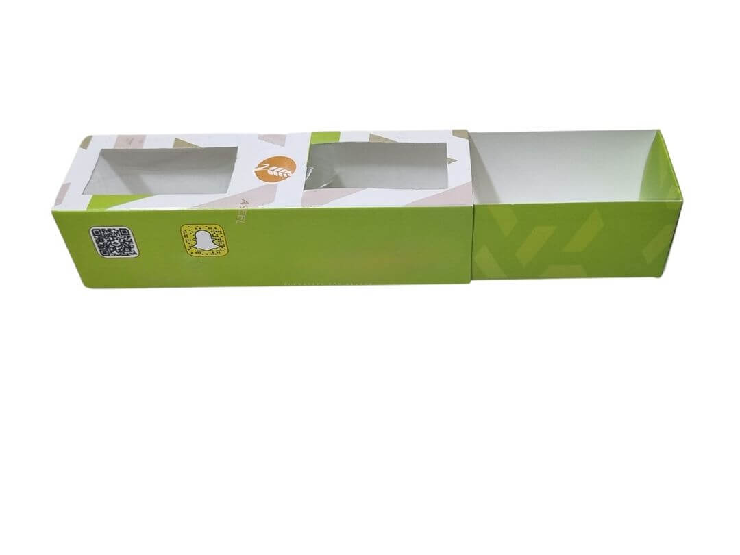 بوكس بأبعاد 17×5× 4.5سم مع نافذة شفافة، للحلويات والماكارون طباعة بتصميم العميل
