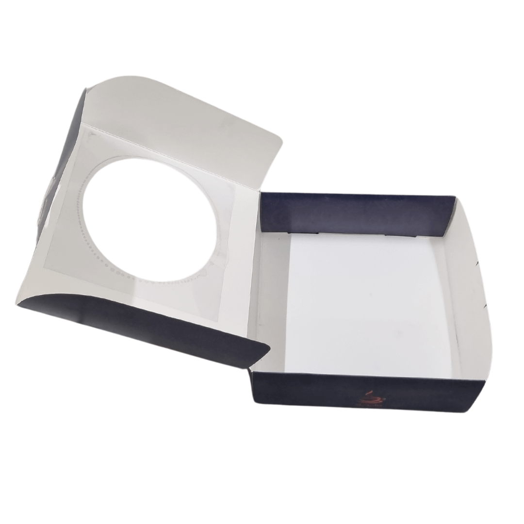 مواصفات البوكس
الطول 28 سم العرض 28 سم الارتفاع 10 سم
يحتوي البوكس على شباك شفاف يمنحه الجمالية وإمكانية رؤية ما بداخل البوكس
البوكس يصلح للحلويات والمخبوزات والعديد من الاستعمالات الأخرى التي يتناسب مقاسها مع حجم البوكس وتفاصيله
الطباعة:
يمكنكم طلب طباعة خارجية فقط بهذي الحالة داخل البوكس أبيض بلون الورق أو داخلية وخارجية
السولوفان:
السولوفان هو طبقة نايلون عازلة تفيد في 1- يمنح المتانة للعلبة
2- يعزل الزيوت والسوائل عن الورق
3- يمنع الطباعة من الاختلاط بالمواد الغذائية
لكم حرية الاختيار بإضافة