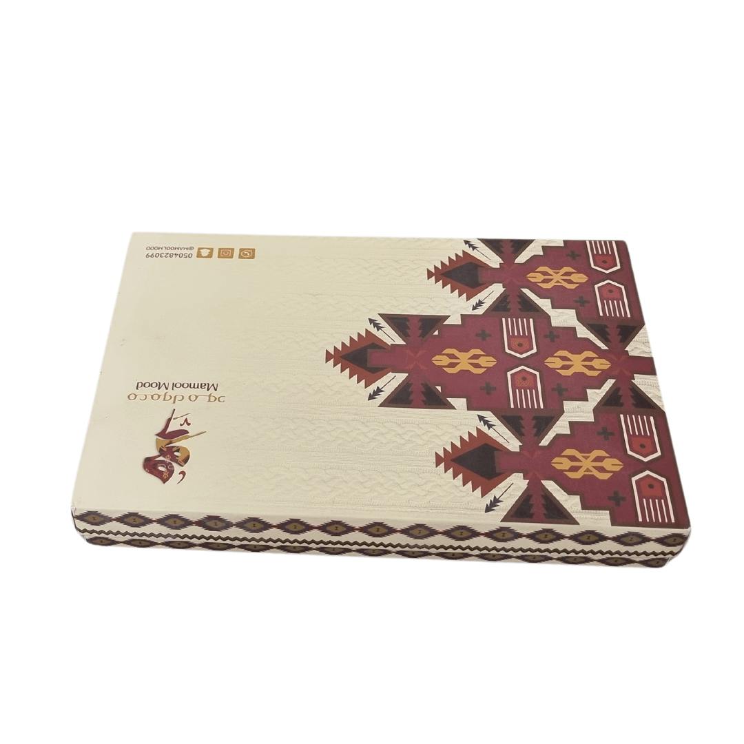 مواصفات البوكس
الطول 29 سم العرض 19.5 سم الارتفاع 4 سم
البوكس عبارة عن 3 قطع قاعدة وغطاء مع حامل
البوكس يصلح للحلويات والمخبوزات والعديد من الاستعمالات الأخرى التي يتناسب مقاسها مع حجم البوكس وتفاصيله
الطباعة:
يمكنكم طلب طباعة خارجية فقط أو داخلية وخارجية
السولوفان:
السولوفان هو طبقة نايلون عازلة تفيد في 1- يمنح المتانة للعلبة
2- يعزل الزيوت والسوائل عن الورق
3- يمنع الطباعة من الاختلاط بالمواد الغذائية
لكم حرية الاختيار بإضافة سولوفان خارجي فقط أم داخلي فقط أم على الجانبين داخلي وخارجي
هذا البوكس ا