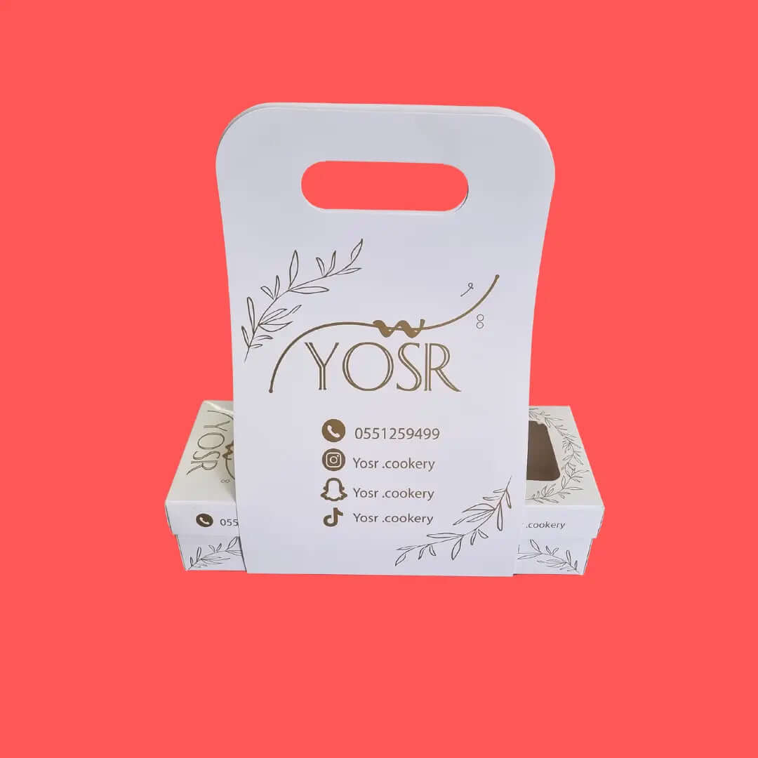 مواصفات البوكس:
بوكس مع حامل وشبّاك شفاف
الأبعاد الطول 30 سم العرض 12 سم الارتفاع 7 سم
طباعة بتصميم العميل
الطباعة:
يمكنكم طلب طباعة خارجية فقط أو داخلية وخارجية
السولوفان:
السولوفان هو طبقة نايلون عازلة تفيد في 1- يمنح المتانة للعلبة
2- يعزل الزيوت والسوائل عن الورق
3- يمنع الطباعة من الاختلاط بالمواد الغذائية
لكم حرية الاختيار بإضافة سولوفان خارجي فقط أم داخلي فقط أم على الجانبين داخلي وخارجي
البوكس في الصور مصنوع من أجل ورق العنب طباعة من الخارج مع سولوفان من الداخل والخارج
ملاحظة:
يُفضَّل اختيار ال