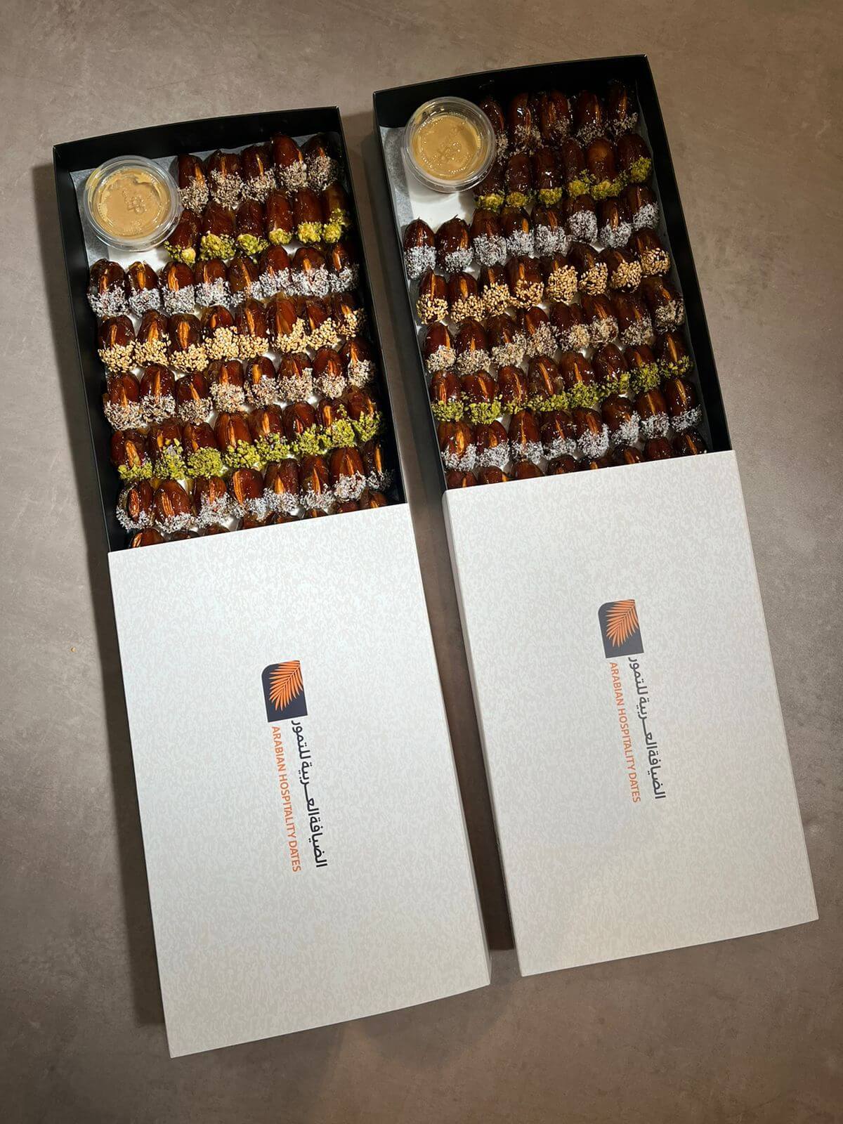 علبة الطول 30 سم العرض 19 سم الارتفاع 3.8
الورق عيار 350 جرام
طباعة بشعار وتصميم العميل
الطباعة:
الطباعة في المنتج الموجود في الصورة هي لطباعة خارجية وداخلية مع سولوفان داخلي وخارجي
إذا اردتم طباعة خارجية وداخلية أيضا يرجى تحديد خيار "طباعة داخلية وخارجية" لمعرفة الأسعار
السولوفان:
السولوفان هو طبقة نايلون عازلة تفيد في 1- يمنح المتانة للعلبة
2- يعزل الزيوت والسوائل عن الورق
3- يمنع الطباعة من الاختلاط بالمواد الغذائية
لكم حرية الاختيار بإضافة سولوفان خارجي فقط أم داخلي فقط أم على الجانبين داخلي وخار