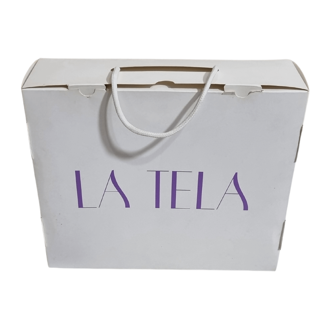 مواصفات البوكس
الطول 30 سم العرض 25 سم الارتفاع 9سم
البوكس يصلح لعباية واحدة وكثير من الاستعمالات التي يتناسب مقاسها مع حجم البوكس وتفاصيله
النموذج الموجود في الصور لطباعة خارجية مع سولوفان خارجي (الافضل في هذا البوكس وجود السولوفان لمنحه المتانة)
الطباعة:
يمكنكم طلب طباعة خارجية فقط يكون داخل البوكس أبيض أو داخلية وخارجية
السولوفان:
السولوفان هو طبقة نايلون عازلة تفيد في 1- يمنح المتانة للعلبة
2- يعزل الزيوت والسوائل عن الورق
3- يمنع الطباعة من الاختلاط بالمواد الغذائية
لكم حرية الاختيار بإضافة