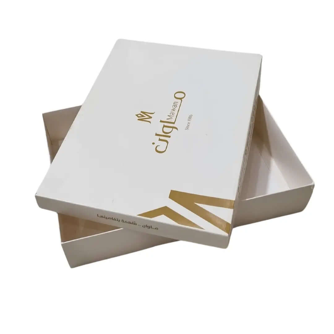 تعتبر علبة الملابس التي تقدمها شركتنا بوكس حلاً مثالياً لحفظ الملابس بشكل آمن وحمايتها من التلف أثناء النقل والتخزين. وإلى جانب الحماية التي توفرها، فإنها تأتي بتصميم رائع يمكن تخصيصه وفقاً لرغبة العملاء.
تتميز علبة الملابس التي نقدمها بالعديد من الميزات الرائعة، ومنها:
أبعاد تبلغ 35×25×7 سم، مما يجعلها مناسبة لحفظ مختلف أنواع الملابس، بما في ذلك القمصان والجوارب والسراويل والفساتين والسترات.
مصنوعة من الورق المقوى عالي الجودة، مما يجعلها قوية ومتينة، وتتحمل التحميل الثقيل والاستخدام المتكرر.