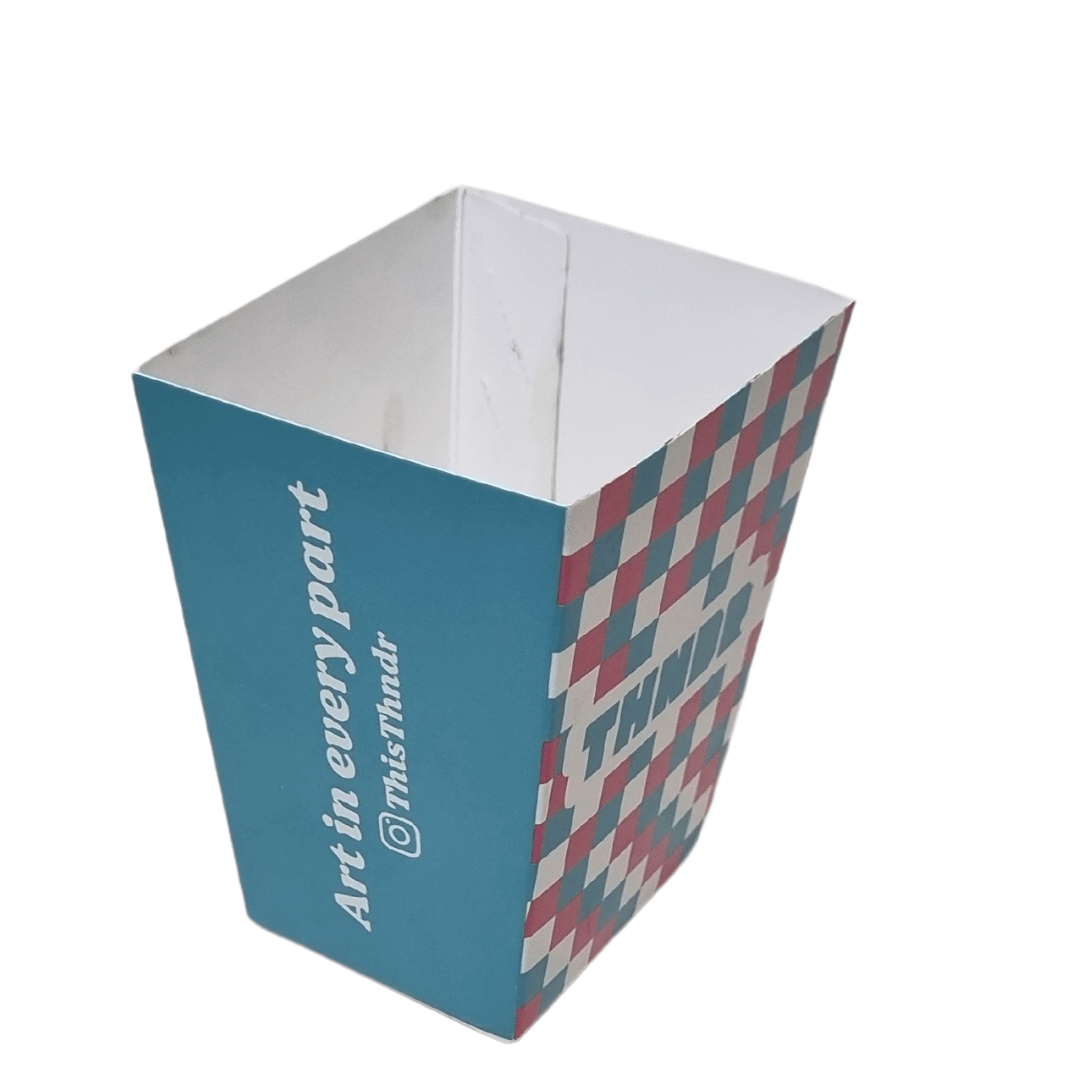 مواصفات العلبة
علبة فرايز مفتوحة بسعة 60 جرام
الطباعة:
يمكنكم طلب طباعة خارجية فقط أو داخلية وخارجية
السولوفان:
السولوفان هو طبقة نايلون عازلة تفيد في 1- يمنح المتانة للعلبة
2- يعزل الزيوت والسوائل عن الورق
3- يمنع الطباعة من الاختلاط بالمواد الغذائية
لكم حرية الاختيار بإضافة سولوفان خارجي فقط أم داخلي فقط أم على الجانبين داخلي وخارجي
ملاحظة:
يُفضَّل اختيار السولوفان الداخلي عند اختياركم الطباعة الداخلية من أجل ألا تتلامس الطباعة مع المواد الغذائية بداخل البوكس