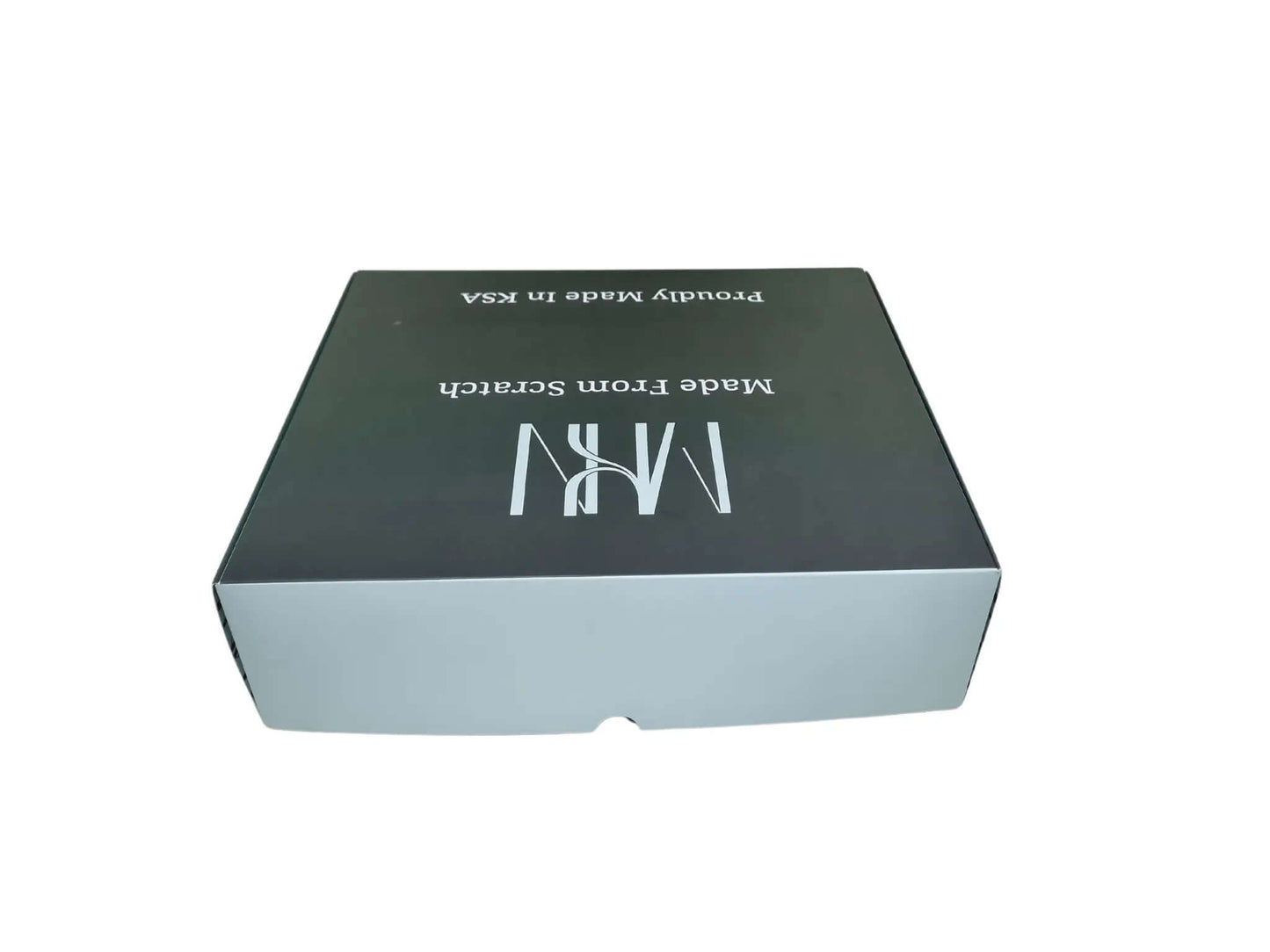 مواصفات البوكس
الطول 32 سم العرض 31.5 سم الارتفاع 8.5 سم
البوكس يصلح للعبايات و للبرغر (6 قطع) وللعديد من الاستعمالات الأخرى التي يتناسب مقاسها مع حجم البوكس وتفاصيله
النموذج الموجود في الصور لطباعة خارجية وداخلية مع سولوفان داخلي وخارجي
الطباعة:
يمكنكم طلب طباعة خارجية فقط أو داخلية وخارجية
السولوفان:
السولوفان هو طبقة نايلون عازلة تفيد في 1- يمنح المتانة للعلبة
2- يعزل الزيوت والسوائل عن الورق
3- يمنع الطباعة من الاختلاط بالمواد الغذائية
لكم حرية الاختيار بإضافة سولوفان خارجي فقط أم داخلي فقط أم