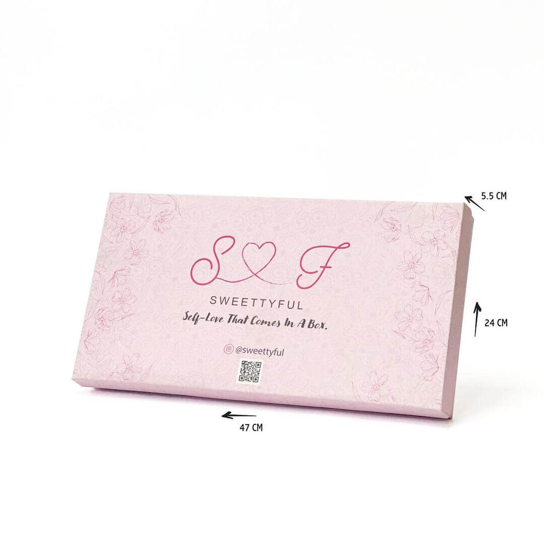 مواصفات البكج:
بوكس قاعدة وغطا بأبعاد طول 47 سم عرض 24 سم ارتفاع 5.5 سم
مساحة كل قسم : طول 4.75 سم عرض 4.75 سم ارتفاع 5.5 سم
طباعة بشعار وتصميم العميل بألوان مفتوحة
البوكس كبير ب50 تقسيم اي 50 قطعة شوكولاتة
الطباعة:
تتم الطباعة حسب طلب العميل، طباعة خارجية بألوان وتصميم العميل، أو طباعة خارجية وداخلية مما يجعل البوكس أجمل
السولوفان:
السولوفان هو طبقة نايلون عازلة تفيد في 1- يمنح المتانة للعلبة
2- يعزل الزيوت والسوائل عن الورق
3- يمنع الطباعة من الاختلاط بالمواد الغذائية
لكم حرية الاختيار بإضافة س