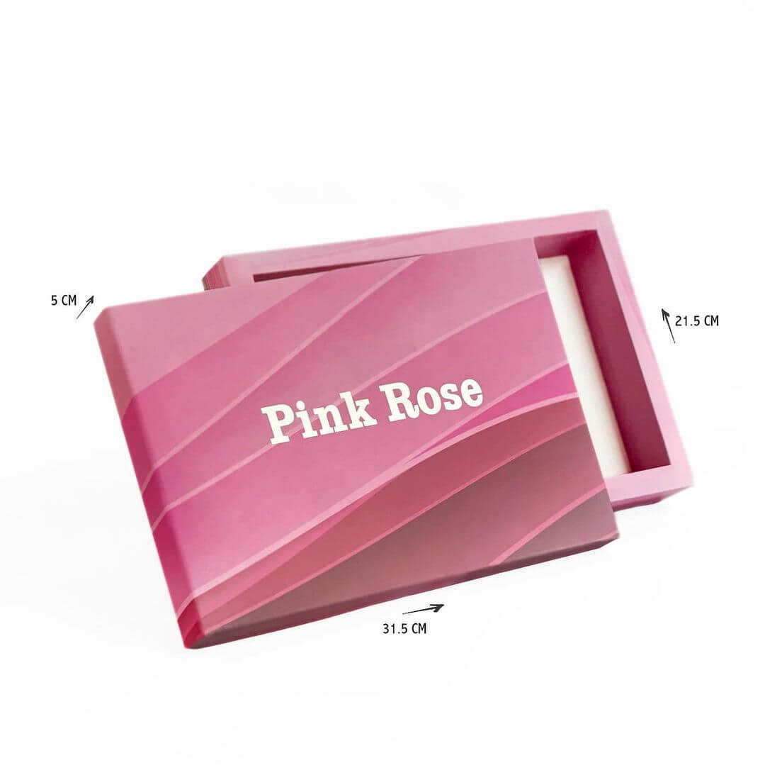 مواصفات البكج:
بوكس بأبعاد طول 31.5 سم عرض 21.5 سم ارتفاع 5 سم
مع حامل بارتفاع 29 سم
طباعة بشعار وتصميم العميل بألوان مفتوحة
الطباعة:
تتم الطباعة حسب طلب العميل، طباعة خارجية بألوان وتصميم العميل، أو طباعة خارجية وداخلية مما يجعل البوكس أجمل
السولوفان:
السولوفان هو طبقة نايلون عازلة تفيد في 1- يمنح المتانة للعلبة
2- يعزل الزيوت والسوائل عن الورق
3- يمنع الطباعة من الاختلاط بالمواد الغذائية
لكم حرية الاختيار بإضافة سولوفان خارجي فقط أم داخلي فقط أم على الجانبين داخلي وخارجي
البوكس في الصور ذو طباعة