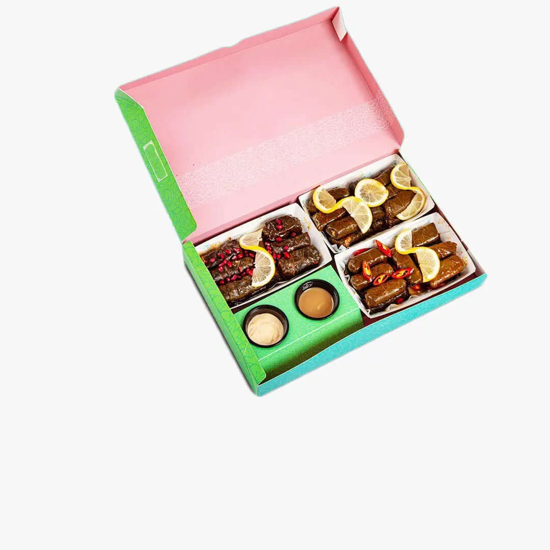 مواصفات البوكس:
بوكس مع 4 صحون داخلية أو 3 صحون مع فتحتين صوص
يصلح البوكس للجمعات بوكس مشكل أو بوكس ورق عنب
إّذا تم استعماله لورق العنب فإن كل صحن يتسع حوالي 20 حبة ورق عنب
السعة الكلية إما 4 صحون 80 حبة ورق عنب
أو 3 صحون 60 حبة ورق عنب مع فتحتين للصوصات
الطباعة:
تتم الطباعة حسب طلب العميل، طباعة خارجية بألوان وتصميم العميل، يكون اللون أبيض من الداخل أو طباعة خارجية وداخلية مما يجعل البوكس أجمل
السولوفان:
السولوفان هو طبقة نايلون عازلة تفيد في 1- يمنح المتانة للعلبة
2- يعزل الزيوت والسوائل عن الورق