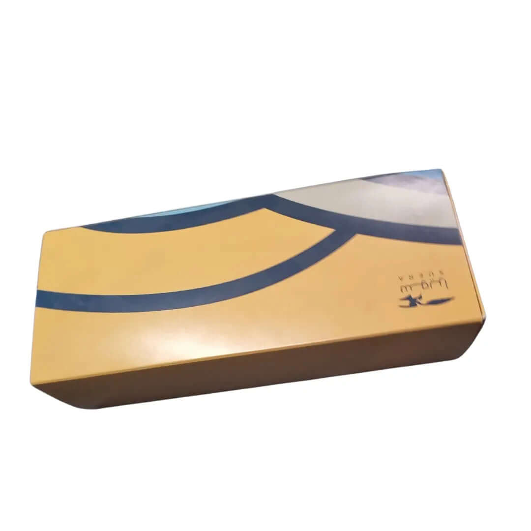 مواصفات العلبة
طول العلبة 25 سم العرض سم الارتفاع 6 سم
الورق عيار 350 جرام
طباعة بشعار وتصميم العميل
الطباعة:
تتم طباعة التصميم الخاص بالعميل بالألوان المطلوبة
يمكن للعميل طلب طباعة خارجية فقط أو خارجية وداخلية
السولوفان:
السولوفان هو طبقة نايلون عازلة تفيد في
1- يمنح المتانة للعلبة
2- يعزل الزيوت والسوائل عن الورق
3- يمنع الطباعة من الاختلاط بالمواد الغذائية
لكم حرية الاختيار بإضافة سولوفان خارجي فقط أم داخلي فقط أم على الجانبين داخلي وخارجي
العلبة في الصور بطباعة خارجية مع سولوفان خارجي
ملاحظة: