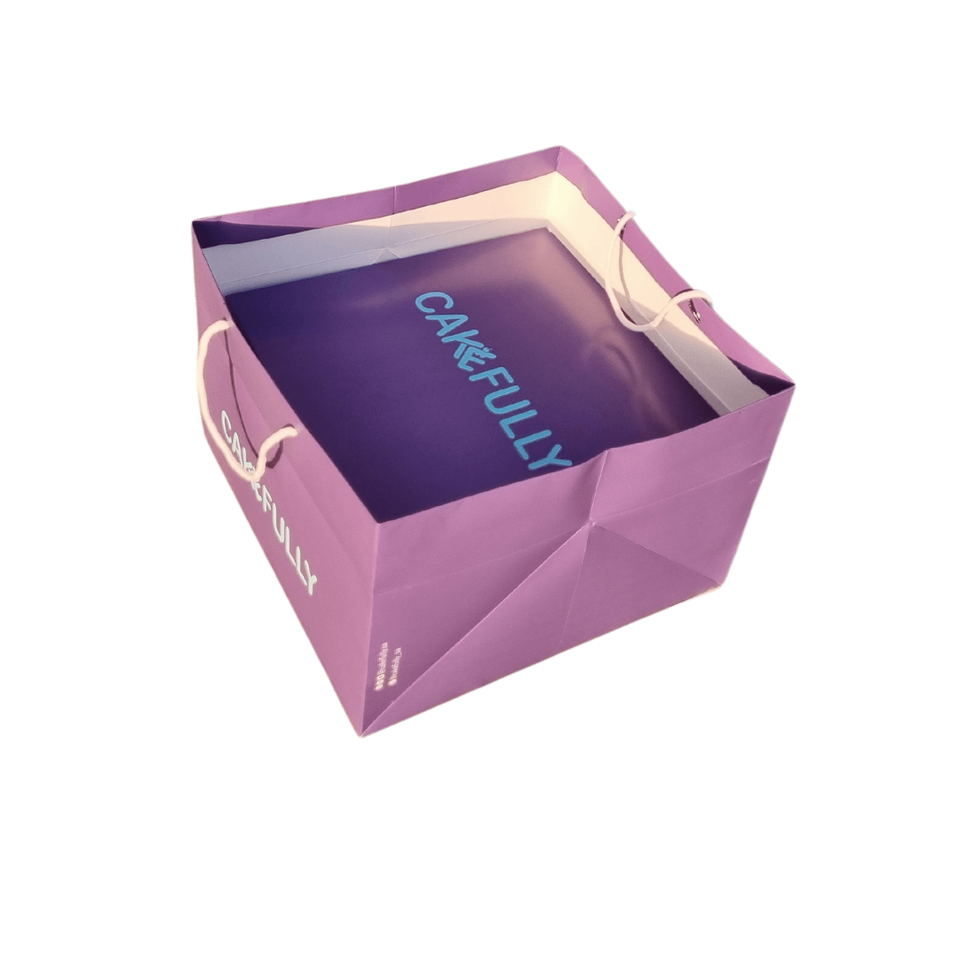 بكج كيس وبوكس للكيك
الكيس 35×35×25 سم
البوكس 34×32.5×16 سم
طباعة بشعار وتصميم العميل