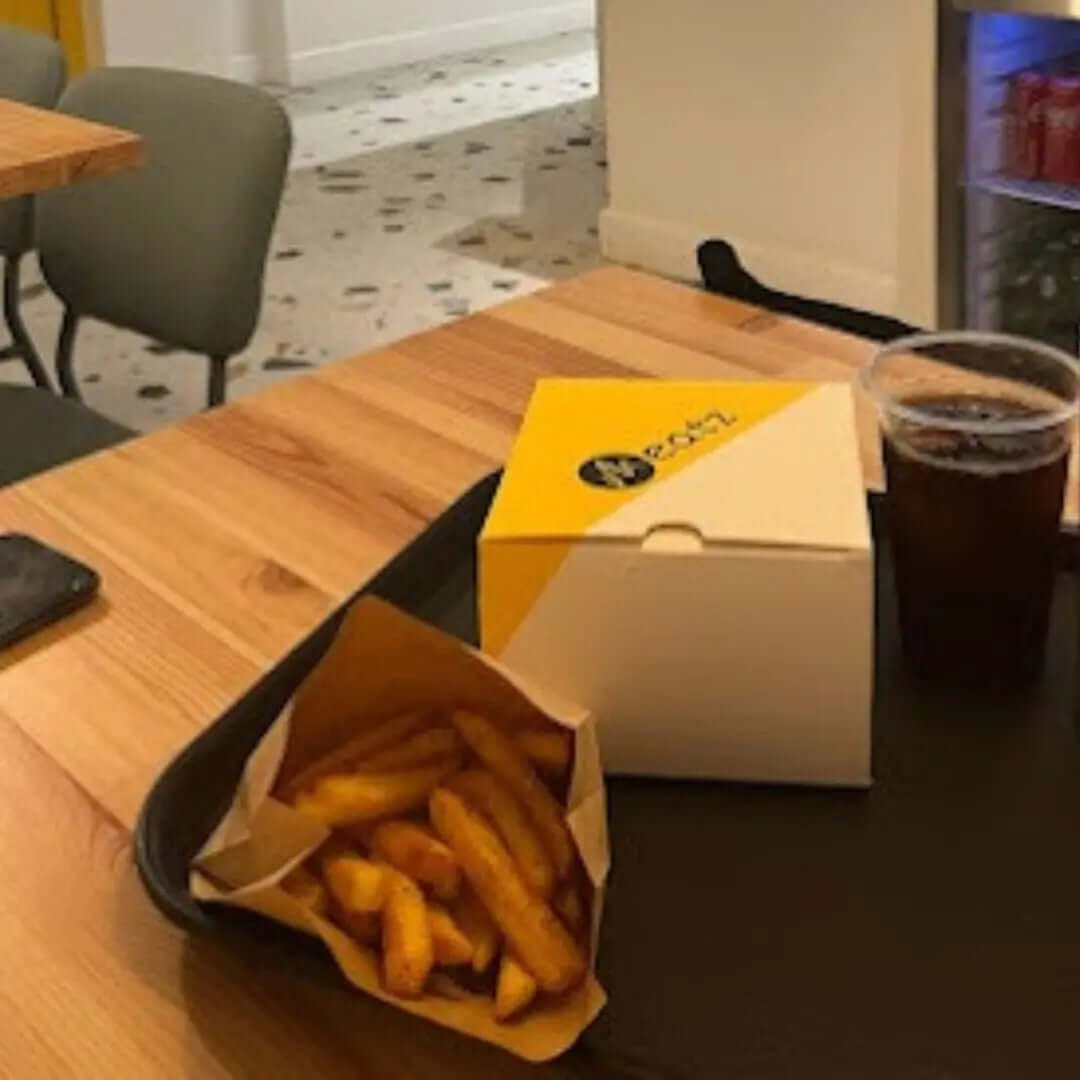 علبة للبرغر والمخبوزات وغيرها
طباعة بشعار وتصميم العميل