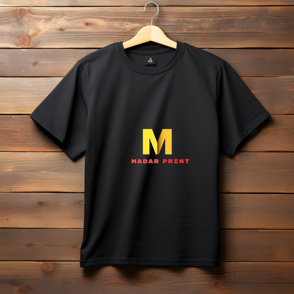 تيشيرت رجالي أسود بحرف "M" أصفر جريء وشعار "MADAR PRINT" أحمر، مصنوع من قماش ناعم وجيد التهوية.
