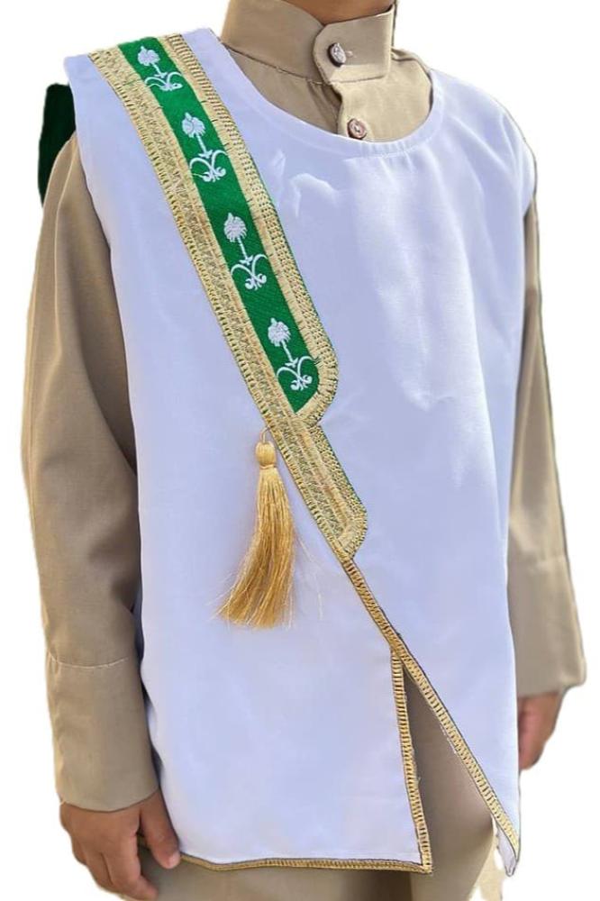 Blank white boys' Sediri bisht with a green frame patterned with two swords and a golden palm tree — product image 3