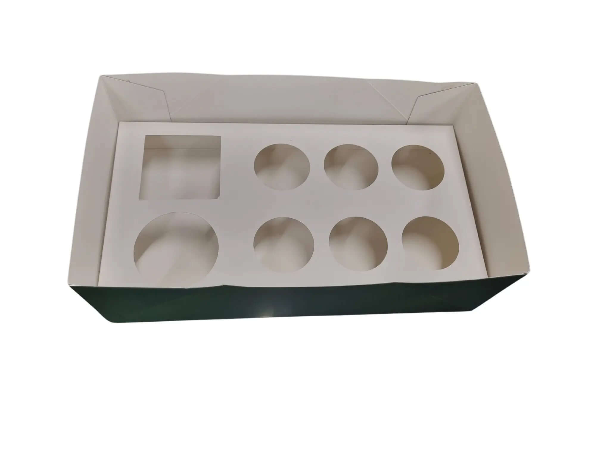 مواصفات البوكس:
بوكس قاعدة وغطاء منفصل
 
الأبعاد الطول 38سم العرض 21 سم الارتفاع 12 سم
يحتوي فتحات لصحن بأبعاد 12×12 سم وفتحة لكوب عصير و6 فتحات للصوص
طباعة بتصميم العميل

الطباعة:
يمكنكم طلب طباعة خارجية فقط أو داخلية وخارجية 
السولوفان:
السولوفان هو طبقة نايلون عازلة تفيد في 1- يمنح المتانة للعلبة
2- يعزل الزيوت والسوائل عن الورق
3- يمنع الطباعة من الاختلاط بالمواد الغذائية 
لكم حرية الاختيار بإضافة سولوفان خارجي فقط أم داخلي فقط أم على الجانبين داخلي وخارجي
البوكس في الصور ذو طباعة من الخارج مع سولوفان م