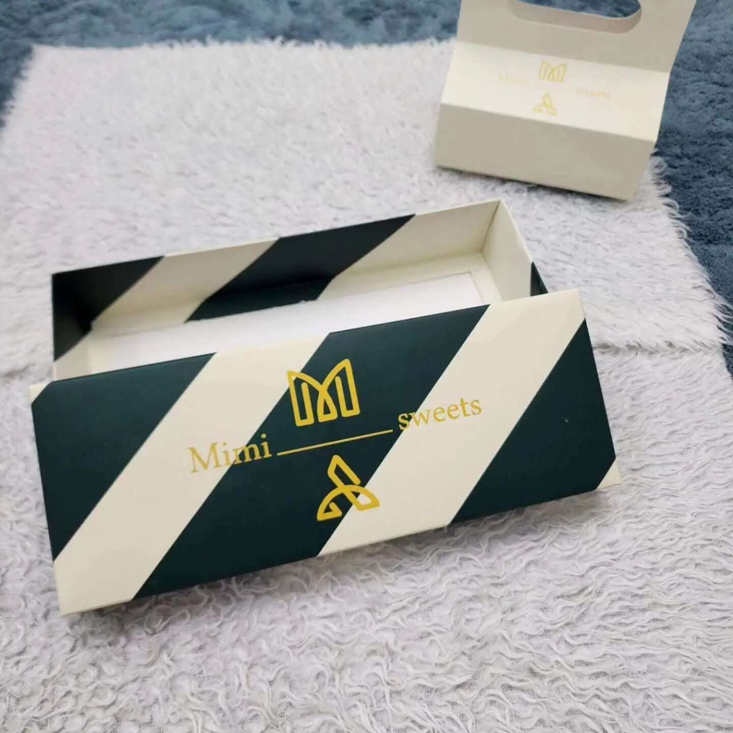 يوفر هذا البوكس المتين مساحة تخزين كبيرة بقاعدته مقاس 27.5 × 10.5 × 3 سم وغطاء وحامل منفصلين. التصميم والبناء القويان يجعله خيارًا موثوقًا وآمنًا للتخزين.
طباعة حسب الطلب باللوغو الخاص بالعلامة التجارية وتصميمها المادة العازلة (السولوفان) حسب الطلبالمقاس حسب الطلب
أقل كمية 500 كرتون