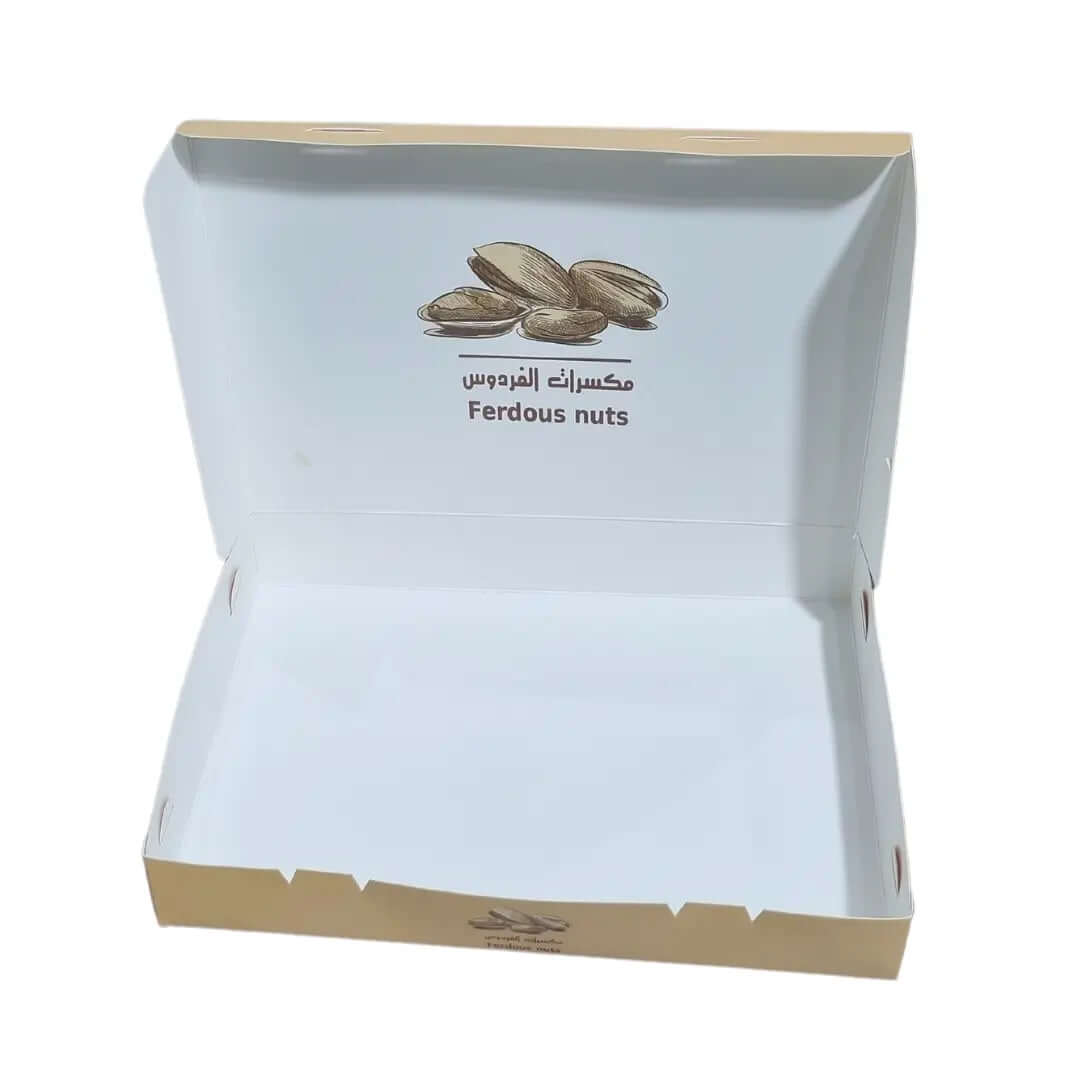 مواصفات العلبة
طول العلبة 25.5 سم  سم العرض 18 سم الارتفاع 4 سم 

المادة: ورق انفركوت 350 جرام


الاستعمالات:
للحلويات والمكسرات والمقرمشات والطعام 
الطباعة:
يمكنكم طلب طباعة خارجية فقط (يكون من الداخل أبيض تماماً) أو داخلية وخارجية 
هذا المنتج الموجودة صوره على اليسار بطباعة داخلية وخارجية 
 
السولوفان:
السولوفان هو طبقة نايلون عازلة تفيد في 1- يمنح المتانة للعلبة
2- يعزل الزيوت والسوائل عن الورق
3- يمنع الطباعة من الاختلاط بالمواد الغذائية 
لكم حرية الاختيار بإضافة سولوفان خارجي فقط أم داخلي فقط أم على ال