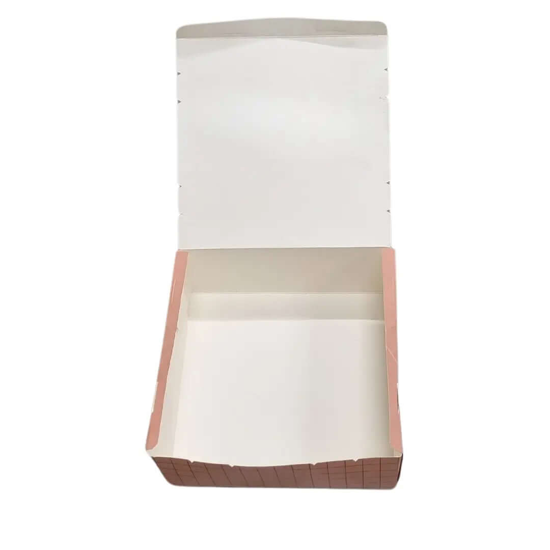 مواصفات البوكس 
الطول 30 سم العرض 30 سم الارتفاع 12 سم 

البوكس يصلح للكيك من الاستعمالات الأخرى التي يتناسب مقاسها مع حجم البوكس وتفاصيله 



الطباعة:
يمكنكم طلب طباعة خارجية فقط أو داخلية وخارجية 
السولوفان:
السولوفان هو طبقة نايلون عازلة تفيد في 1- يمنح المتانة للعلبة
2- يعزل الزيوت والسوائل عن الورق
3- يمنع الطباعة من الاختلاط بالمواد الغذائية 
لكم حرية الاختيار بإضافة سولوفان خارجي فقط أم داخلي فقط أم على الجانبين داخلي وخارجي
ملاحظة:
 يُفضَّل اختيار السولوفان الداخلي عند اختياركم الطباعة الداخلية من أ