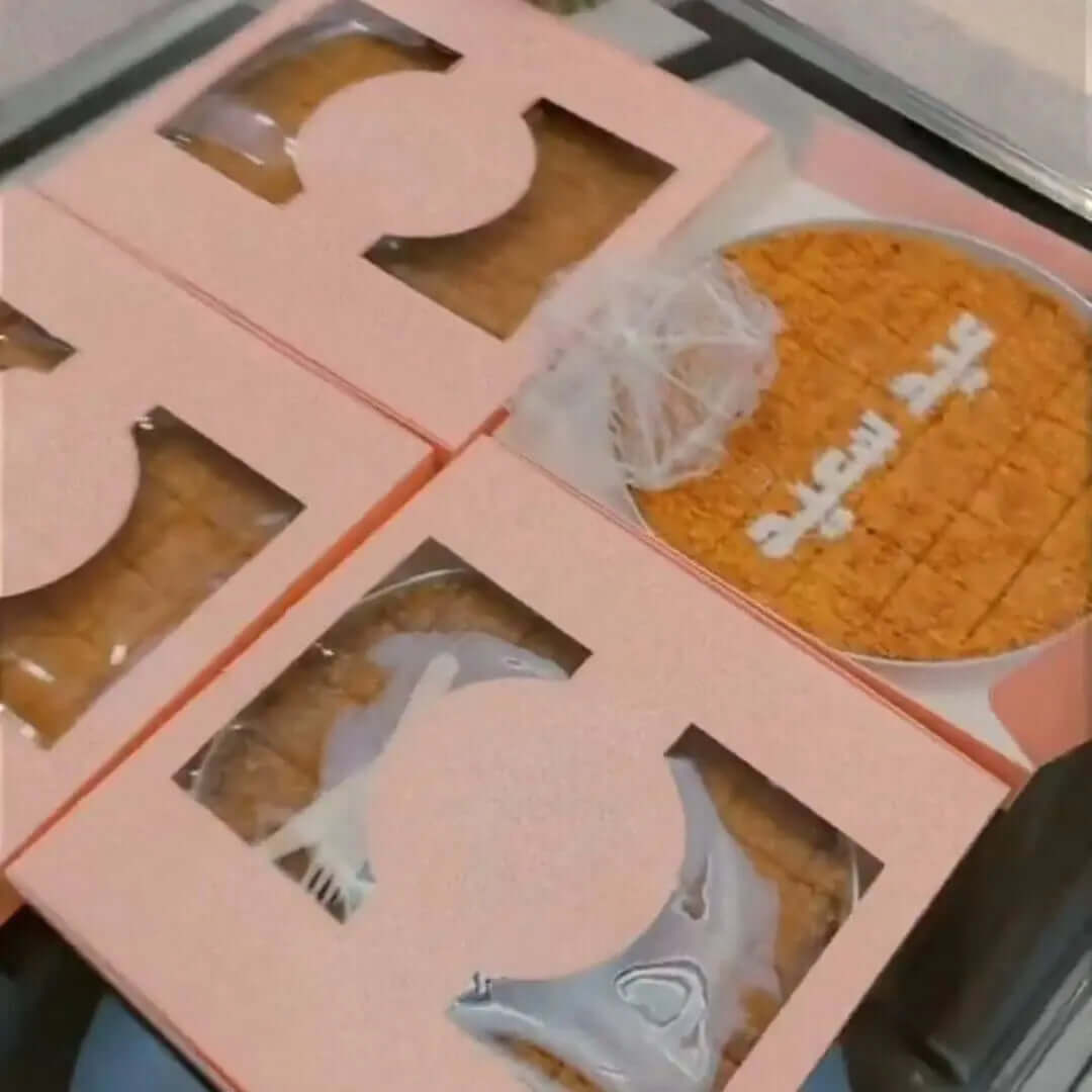 علبة كيك مقاس 35 × 35 × 5 سم، قاعدة بغطاء مرفق، نافذة شفافة وحامل
المادة الشفافة (السلوفان( حسب الطلب من الخارج أو الداخل
 الطباعة داخلية وخارجية 
المقاس حسب الطلب