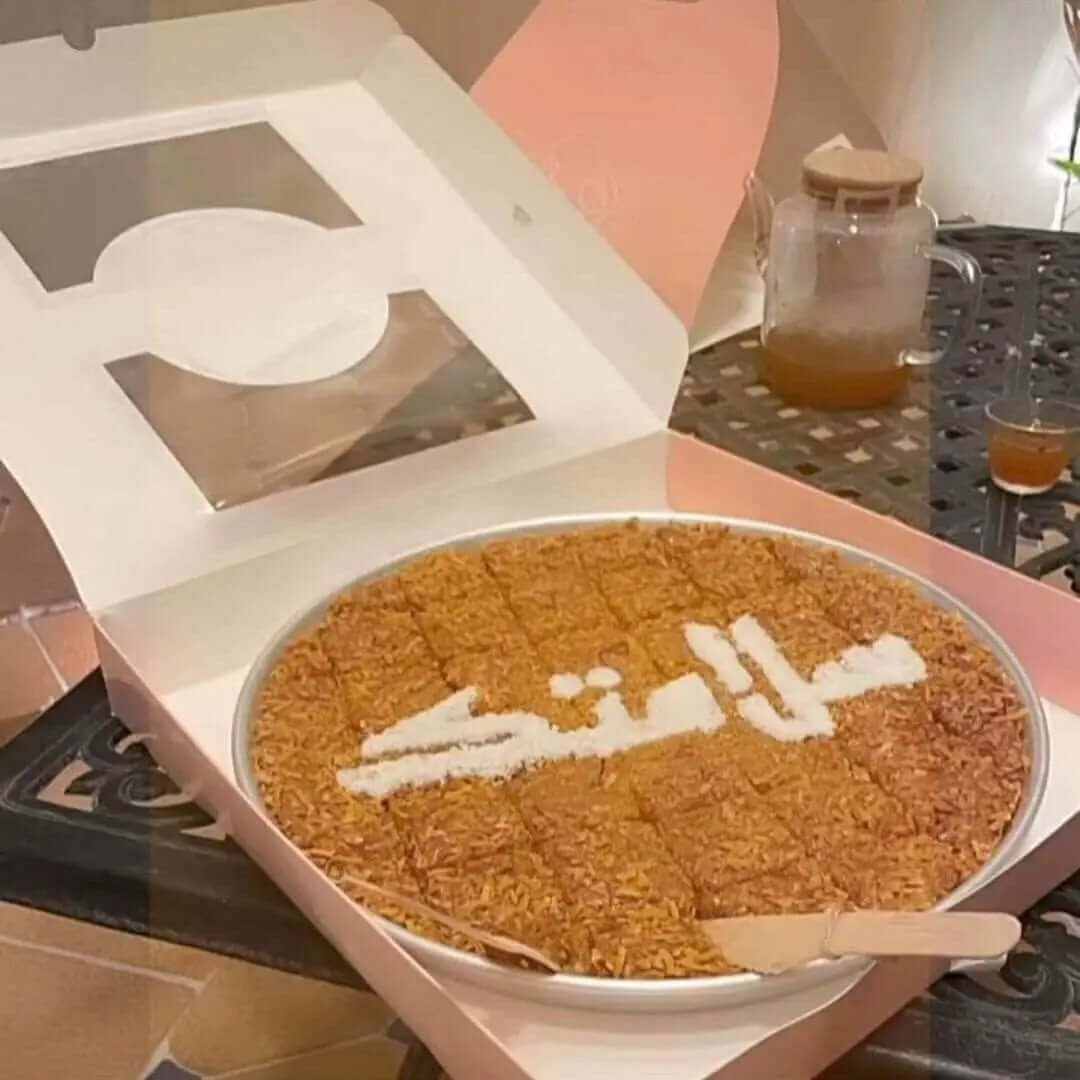 علبة كيك مقاس 35 × 35 × 5 سم، قاعدة بغطاء مرفق، نافذة شفافة وحامل
المادة الشفافة (السلوفان( حسب الطلب من الخارج أو الداخل
 الطباعة داخلية وخارجية 
المقاس حسب الطلب