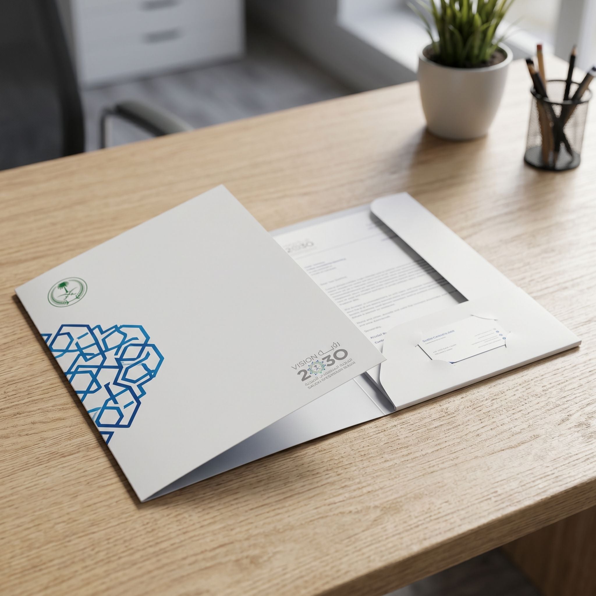لقطة مقرّبة لـ premium مطفي presentation folder showing smooth finish و clean edges on wooden سطح مع إضاءة طبيعيةing.
