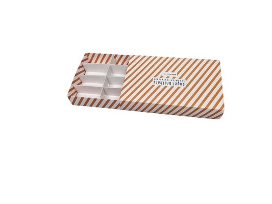  مواصفات البوكس
يحتوي البوكس على 12 تقسيم البوكس يصلح للبرغر 12 قطعة  والعديد من الاستعمالات الأخرى التي يتناسب مقاسها مع حجم البوكس وتفاصيله 



الطباعة:
يمكنكم طلب طباعة خارجية فقط أو داخلية وخارجية 
السولوفان:
السولوفان هو طبقة نايلون عازلة تفيد في 1- يمنح المتانة للعلبة
2- يعزل الزيوت والسوائل عن الورق
3- يمنع الطباعة من الاختلاط بالمواد الغذائية 
لكم حرية الاختيار بإضافة سولوفان خارجي فقط أم داخلي فقط أم على الجانبين داخلي وخارجي
هذا البوكس الموجود في الصورة بطباعة خارجية مع سولوفان خارجي، ومن الضروري 