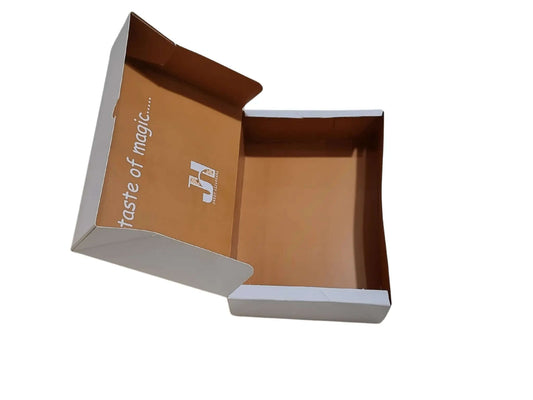 مواصفات البوكس:
بوكس متصل الطول 24.5 سم العرض 16.5 سم الارتفاع 6 سم
يصلح للمخبوزات والفطاير والحلويات والدونات وغيرها
 

الطباعة:
الطباعة في المنتج الموجود في الصورة هي طباعة خارجية وداخلية  
يمكنكم طلب طباعة خارجية فقط أو خارجية وداخلية
 
السولوفان:
السولوفان هو طبقة نايلون عازلة 1- تمنح المتانة للعلبة وجمالية الألوان
2- تعزل الزيوت والسوائل عن الورق
3- تمنع الطباعة الداخلية من الاختلاط بالمواد الغذائية 
لكم حرية الاختيار بإضافة سولوفان خارجي فقط أم داخلي فقط أم على الجانبين داخلي وخارجي
ملاحظة:
يُفضَّل اخ