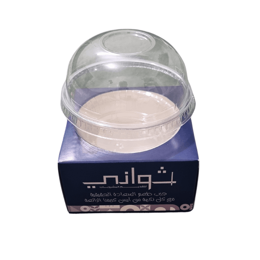 

علبة حامل كوب الآيس كريم بسعة 8 أونصة هي الحل الأمثل لتقديم الآيس كريم بطريقة أنيقة ومريحة. تأتي هذه العلبة بتصميم مخصص حيث يمكن طباعة الشعار الخاص بعملك أو علامتك التجارية عليها، مما يساعد في تعزيز هوية العلامة التجارية الخاصة بك ويضيف لمسة من الاحترافية إلى تقديم منتجاتك.ما يميز هذه العلبة هو أنها مصممة لتكون متينة وقوية، مما يضمن بقاء الكوب في مكانه دون أي انسكاب أو تسريب. ورغم أن العلبة لا تشمل الكوب البلاستيكي، إلا أنها تتسع لأكواب بسعة 8 أونصة بشكل مثالي، مما يجعلها خيارًا عمليًا وفعالًا لمحلات الآي