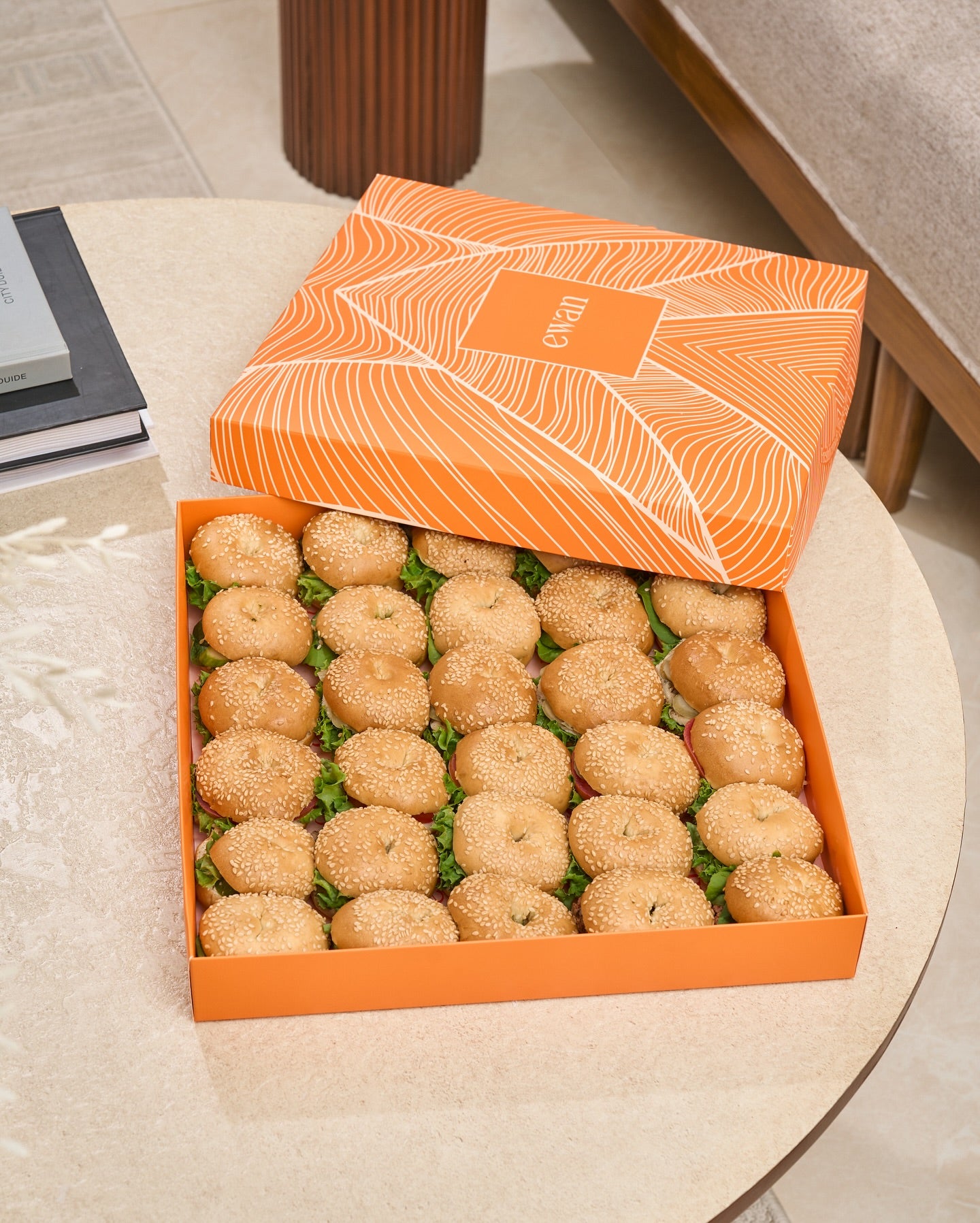 Large square presentation box reference filled with mini sliders under printed lid