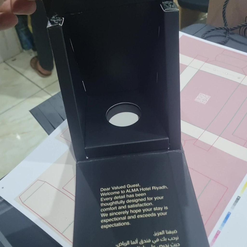 صندوق هدايا أسود بمقبض وحامل داخلي — الصورة الثانية
