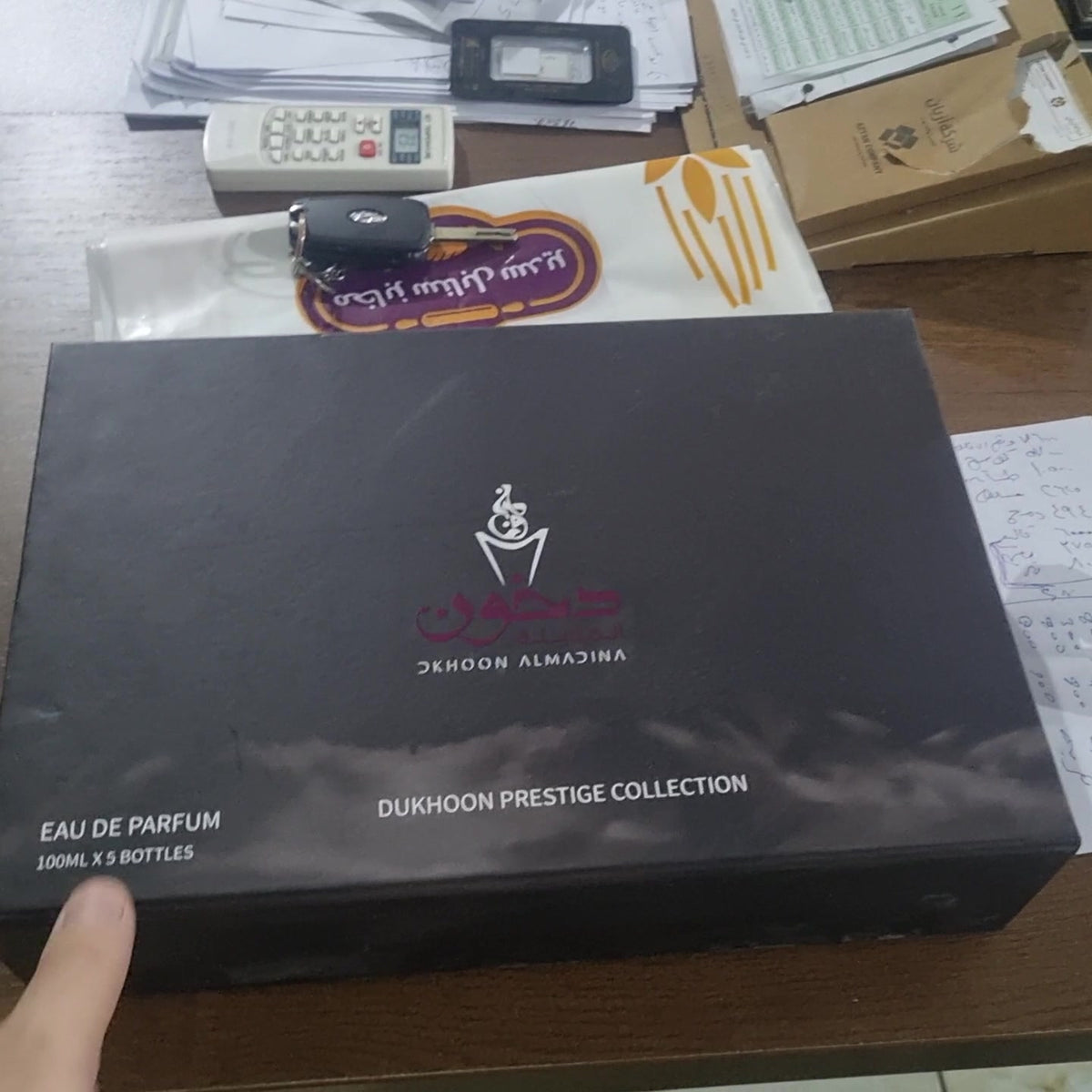 علبة عطور صلبة مع فوم لخمس زجاجات — الصورة الثانية