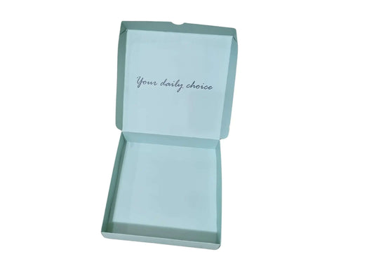 مواصفات البوكس:
بوكس متصل الطول 24 سم العرض24 سم الارتفاع 5 سم
يصلح للمخبوزات والفطاير والحلويات والدونات والكوكيز والمعمول والطعام وغيرها
 

الطباعة:
الطباعة في المنتج الموجود في الصورة هي طباعة خارجية وداخلية مع سولوفان داخلي وخارجي
يمكنكم طلب طباعة خارجية فقط أو خارجية وداخلية
 
السولوفان:
السولوفان هو طبقة نايلون عازلة 1- تمنح المتانة للعلبة وجمالية الألوان
2- تعزل الزيوت والسوائل عن الورق
3- تمنع الطباعة الداخلية من الاختلاط بالمواد الغذائية 
لكم حرية الاختيار بإضافة سولوفان خارجي فقط أم داخلي فقط أم ع