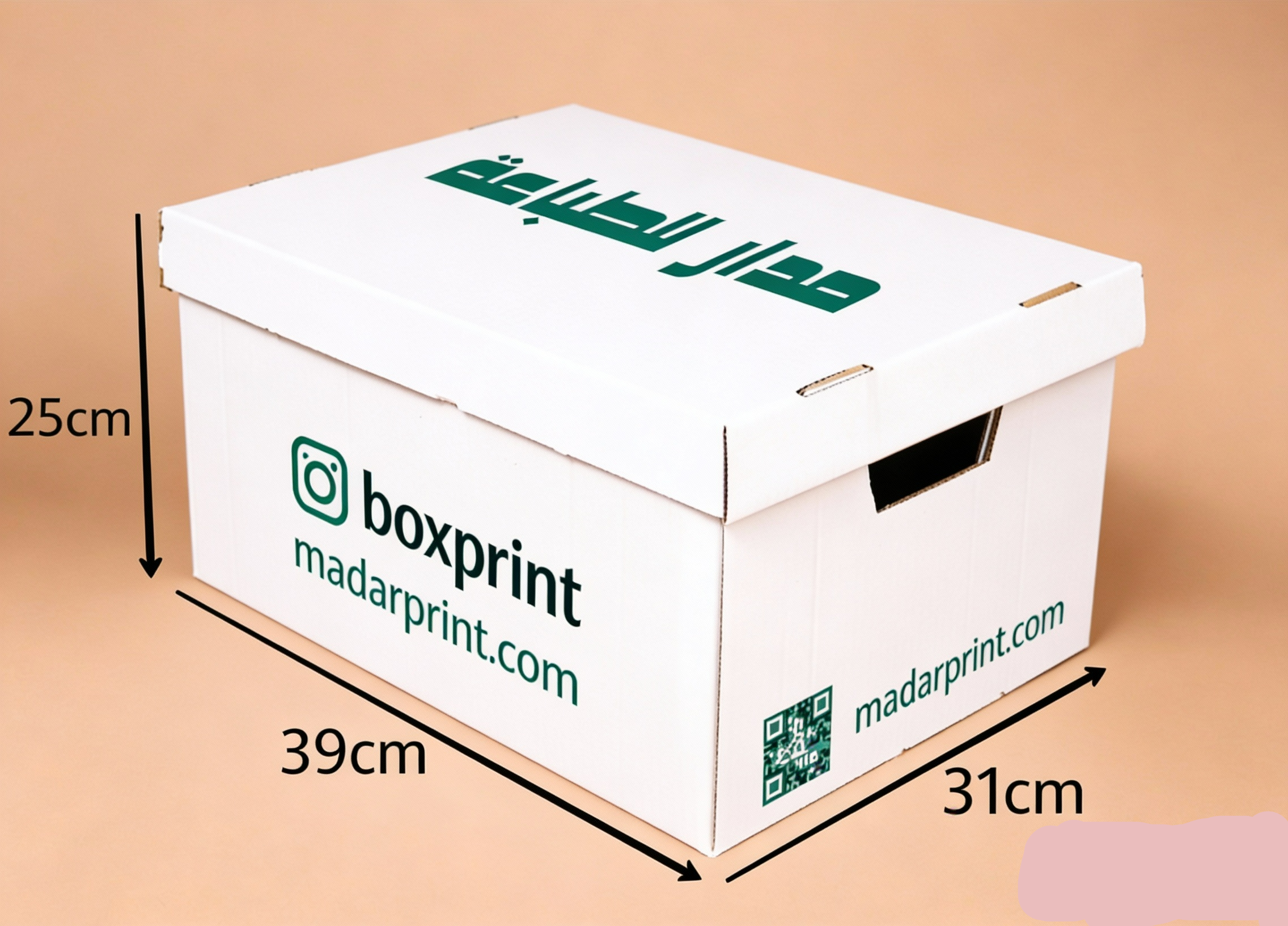 صندوق أبيض يحمل علامة "boxprint" وقياسات على خلفية بيج